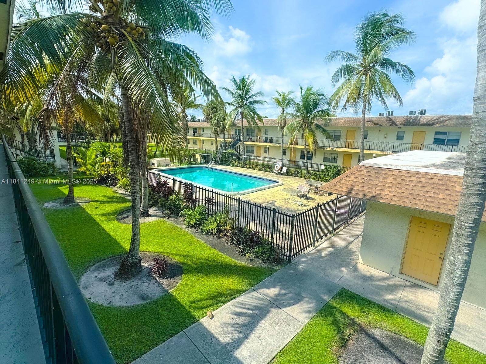 EXCELLENT 2 BEDS AND 1 BATH , NO AGE RESTRICTIONS. KITCHEN FULLY EQUIPPED. HUGE OPEN COURTYARD, COMMUNITY POOL, PROPERTY HAS ASSIGNED PARKING.
**MOVE IN WITH JUST FIRST MONTH AND SECURITY DEPOSIT**
LOCATED IN CALYPSO CAY CONDO IN THE HEART OF LAUDERHILL. NICE AND QUIET CONDO FOR YOUR FAMILY. LOTS OF PARKING. PERFECT LOCATION IF YOU NEED ACCESS TO THE TURNPIKE, PUBLIC TRANSPORTATION & EASILY WALK TO BIG BOX SHOPS AS WELL AS RESTAURANTS AND ETC.
Community has a swimming pool, picnic areas and child areas. Laundry available onsite for tenants and residents in building.
**RENT include water **
RAPID APPROVAL, CAN BE APPROVED IN A MATTER OF DAYS!