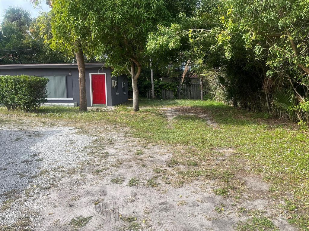 Photo of 1017 Chipola Rd #C, Fort Pierce, FL 34950 (MLS # A11604075)