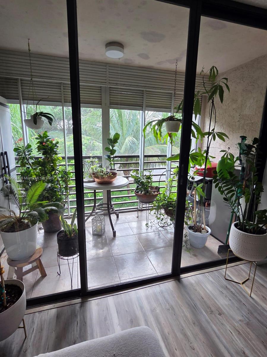 Welcome Home to this Charming and Pride of ownership,2 Bedroooms ,2 Bathrooms. Price REDUCED .
Condo Unit Located i9n the highly desirable Concord Village in Tamarac. Yo9 can Enjoy the Majesty of nature the best Atmosphere and completely RENOVATED KITCHEN and Apartment.Apartment with Impact Windows. Great Opportunity