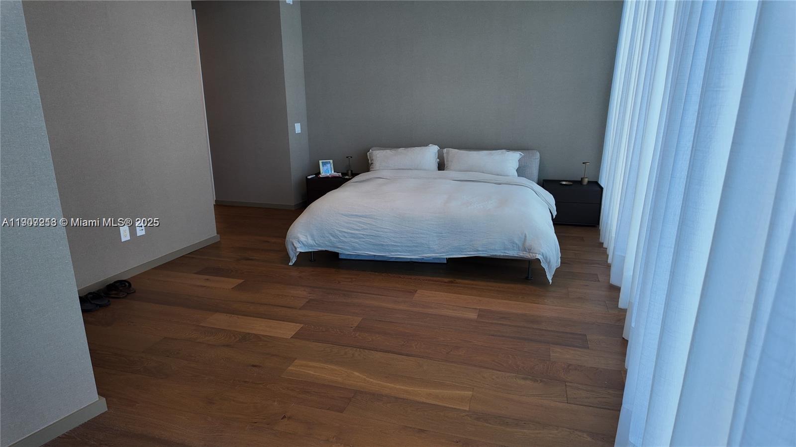 18555 COLLINS AVENUE COND - Residential