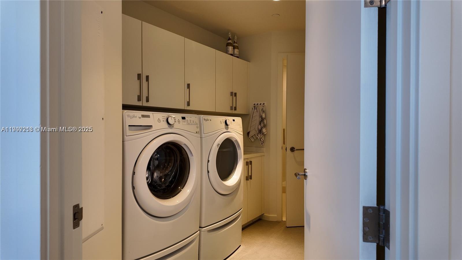 18555 COLLINS AVENUE COND - Residential