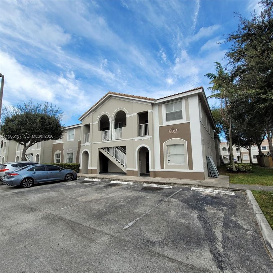 3/2 GATED, WASHER DRYER INSIDE, KEYS COVE

Corner unit in gated community, with guard at the gate and security patrol. Washer dryer and dishwasher inside, all tile floors, assigned parking.