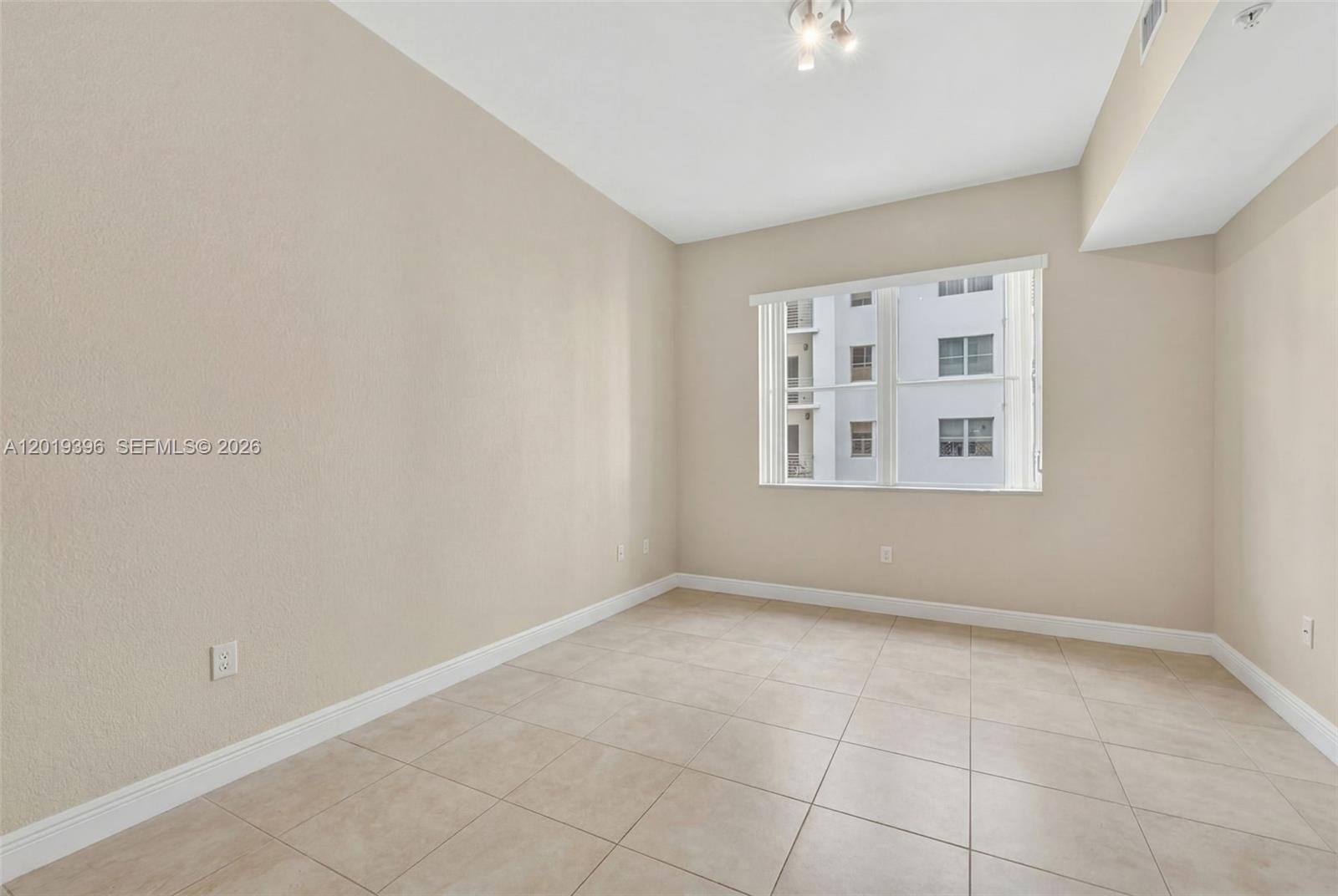 RADIUS CONDO - Residential