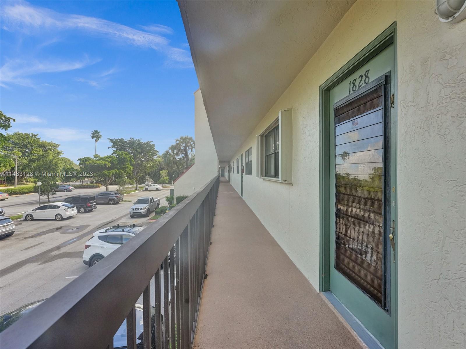 HAMMOCKS-LAKE FOREST COND - Residential