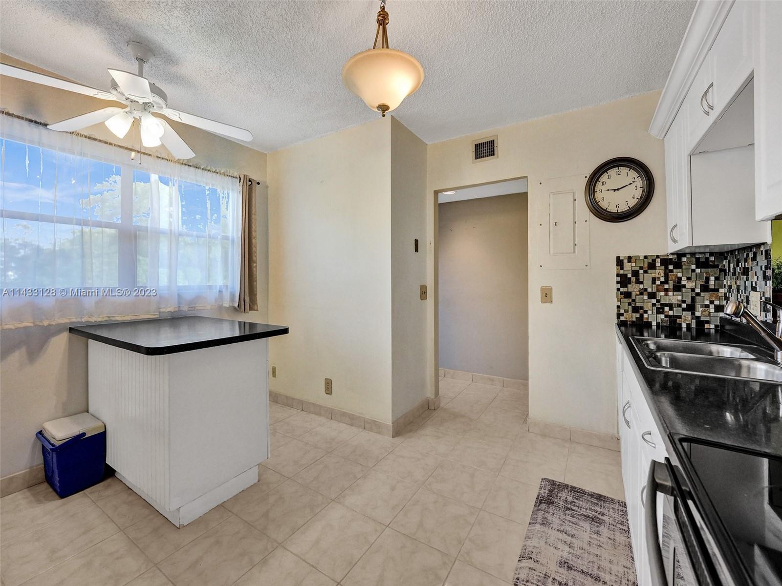 HAMMOCKS-LAKE FOREST COND - Residential