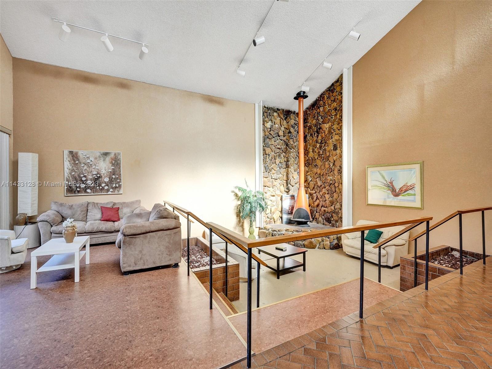 HAMMOCKS-LAKE FOREST COND - Residential