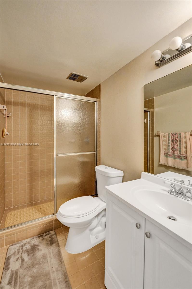 HAMMOCKS-LAKE FOREST COND - Residential