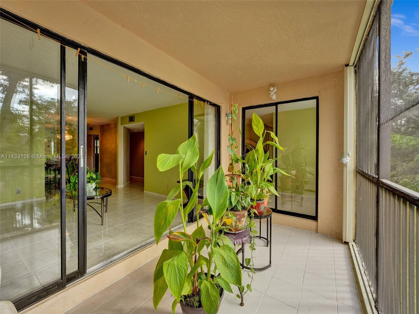 HAMMOCKS-LAKE FOREST COND - Residential