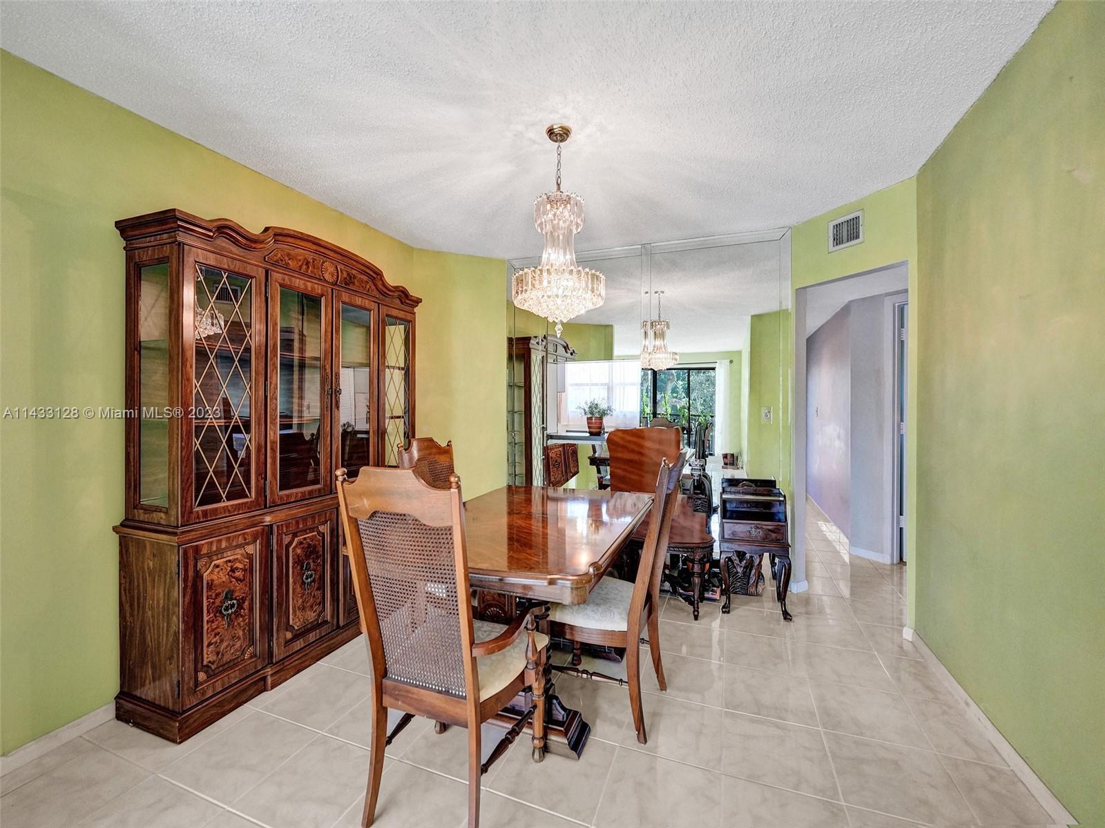 HAMMOCKS-LAKE FOREST COND - Residential