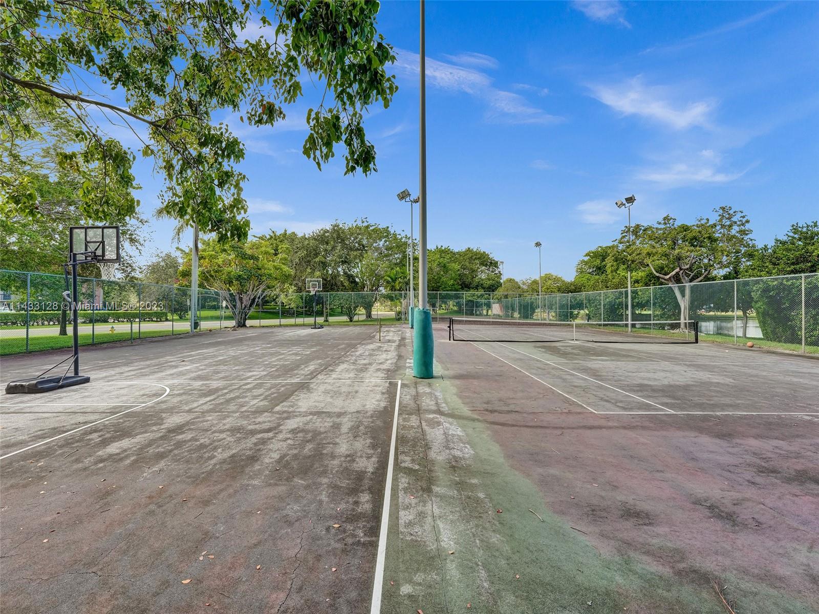 HAMMOCKS-LAKE FOREST COND - Residential