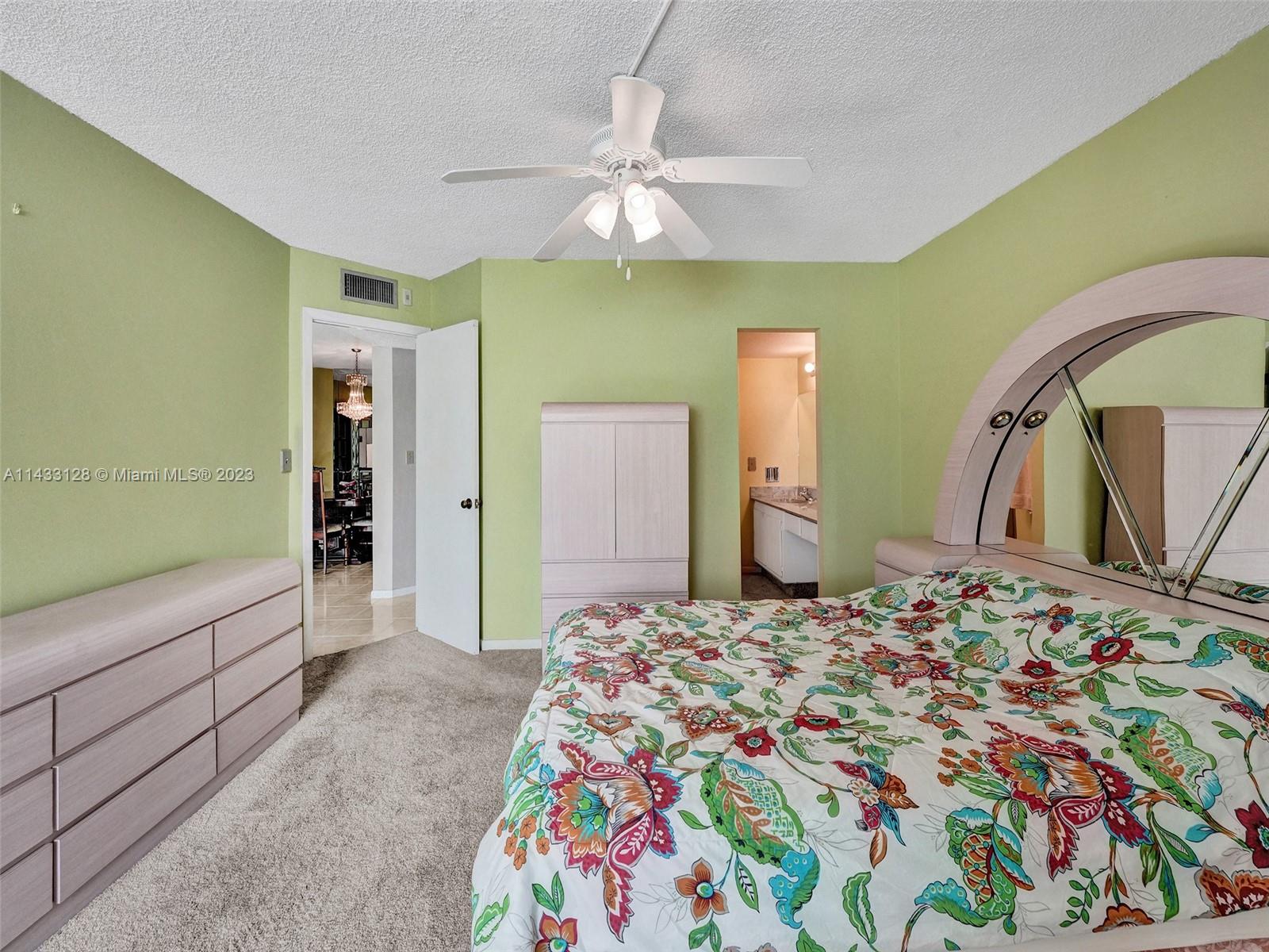 HAMMOCKS-LAKE FOREST COND - Residential