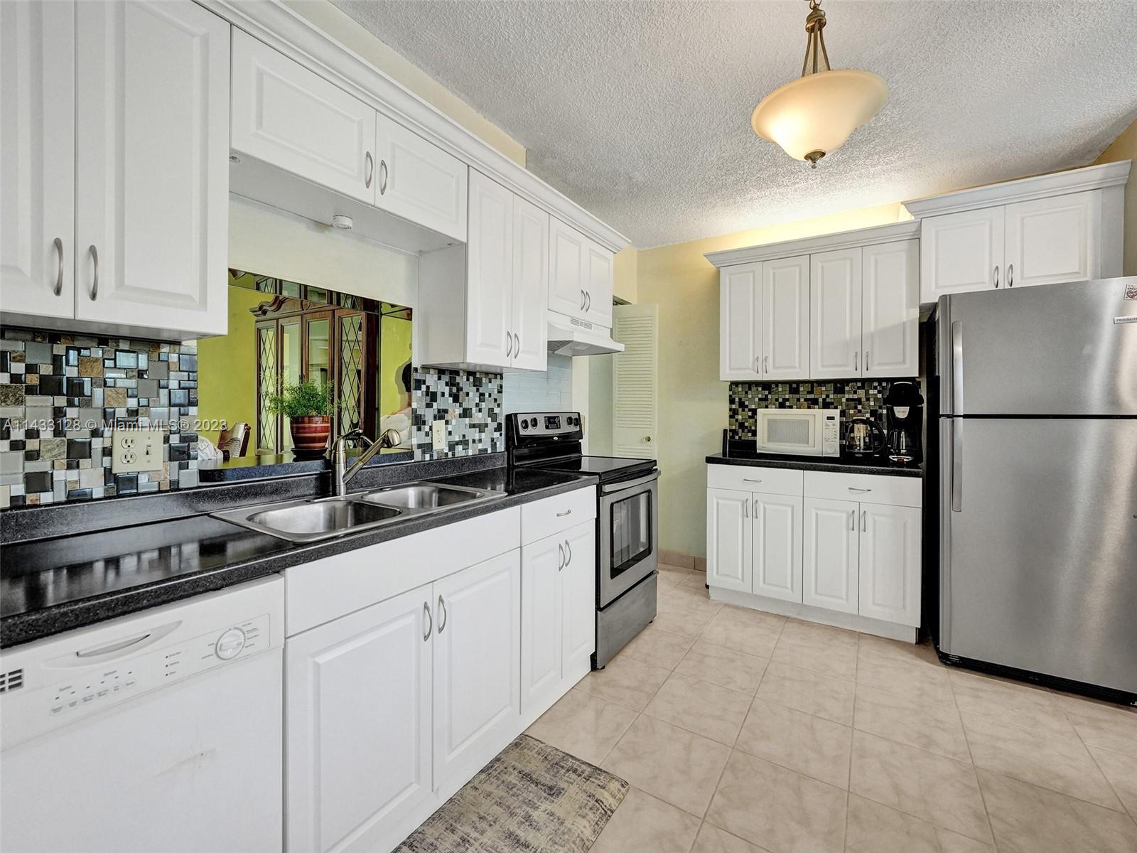 HAMMOCKS-LAKE FOREST COND - Residential