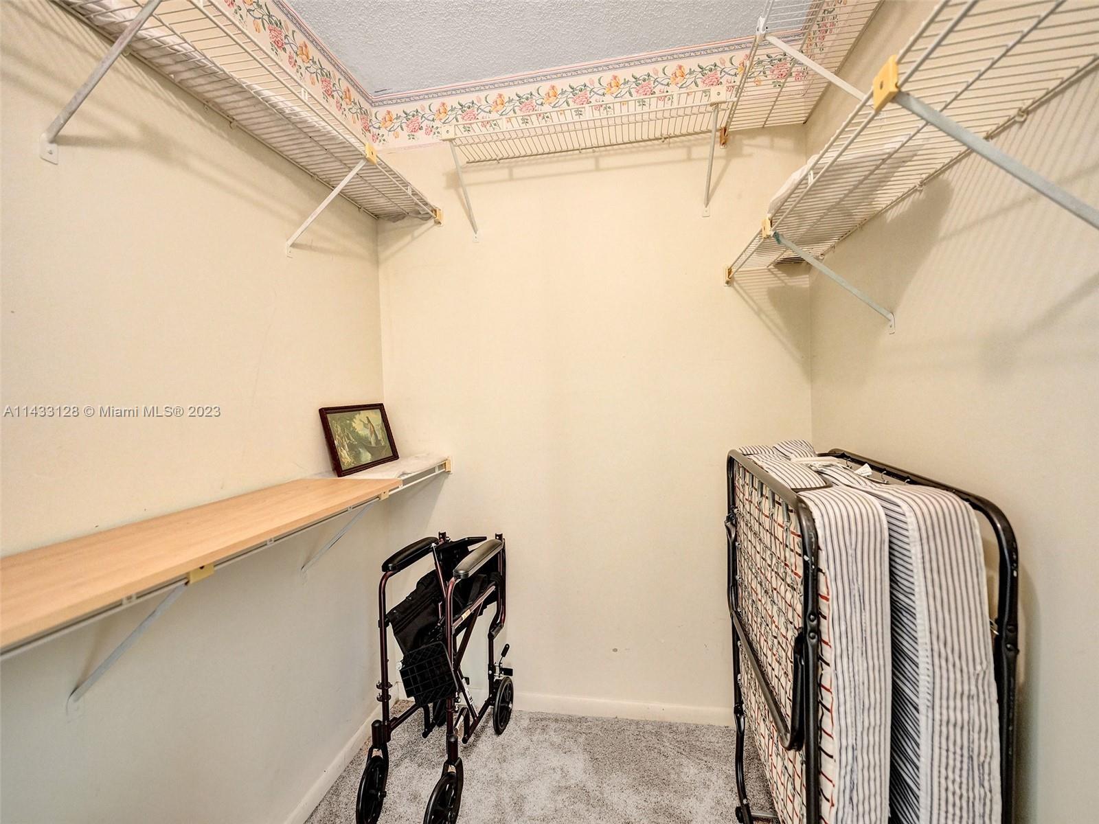 HAMMOCKS-LAKE FOREST COND - Residential