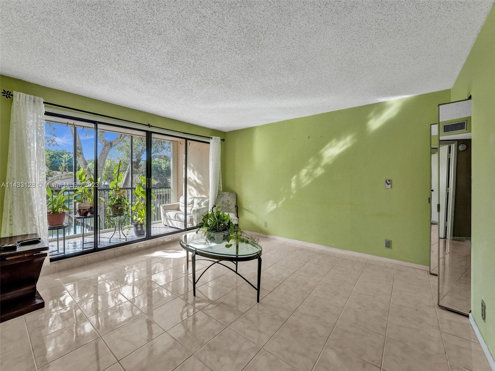 HAMMOCKS-LAKE FOREST COND - Residential