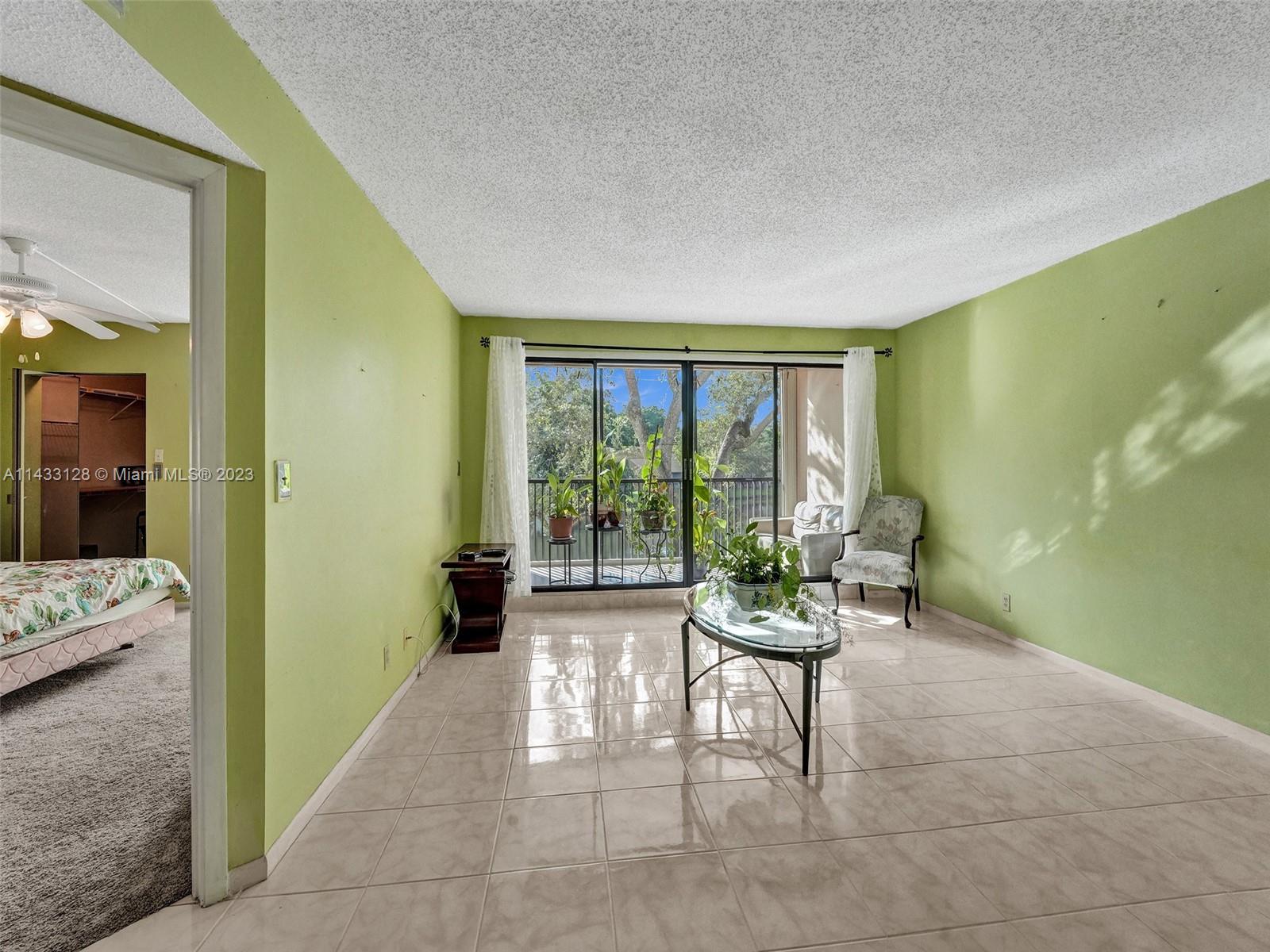 HAMMOCKS-LAKE FOREST COND - Residential