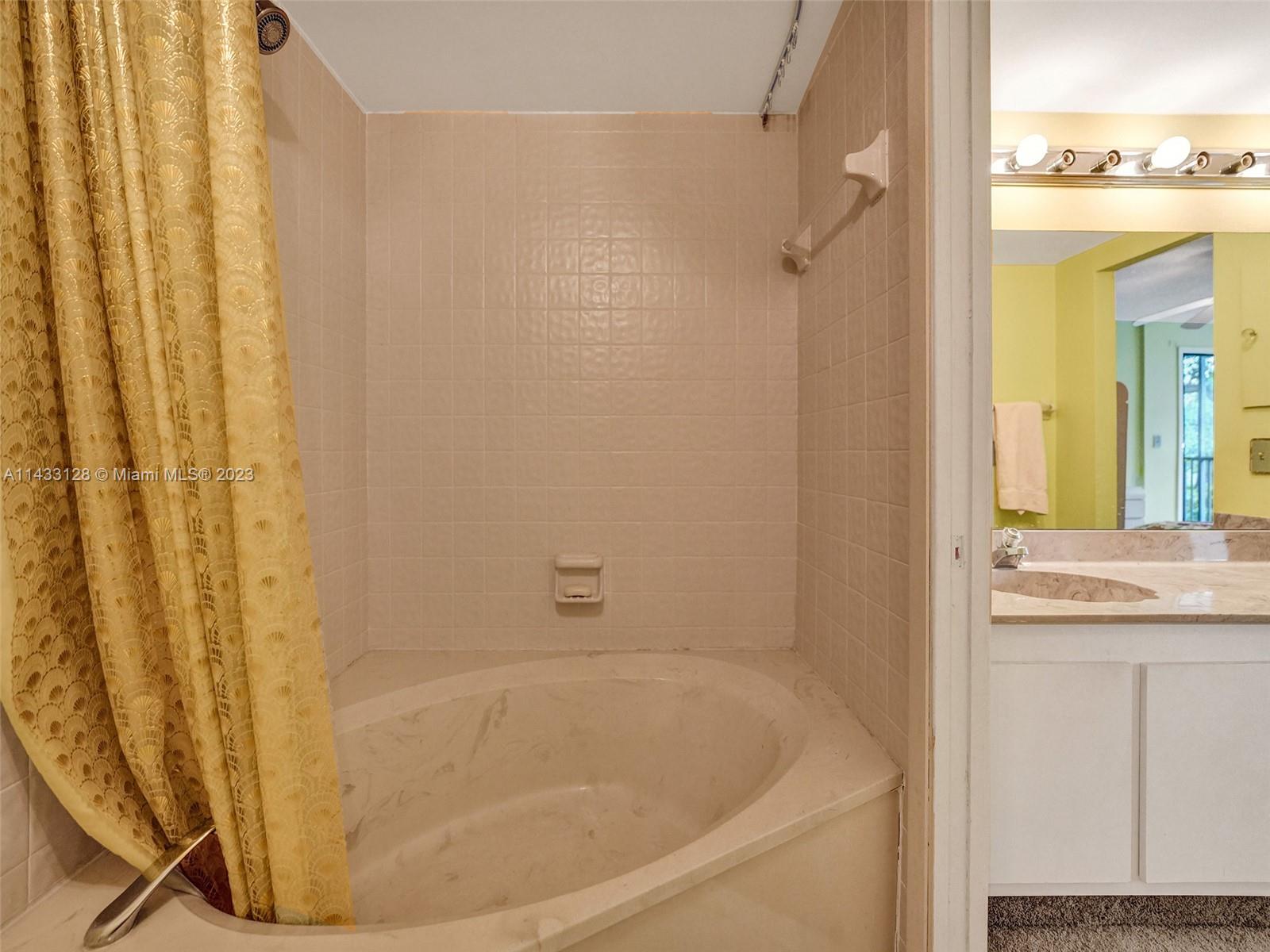 HAMMOCKS-LAKE FOREST COND - Residential