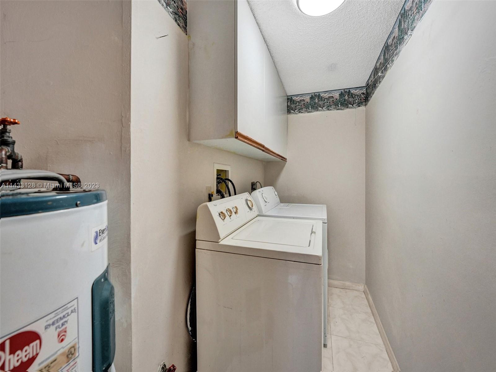 HAMMOCKS-LAKE FOREST COND - Residential