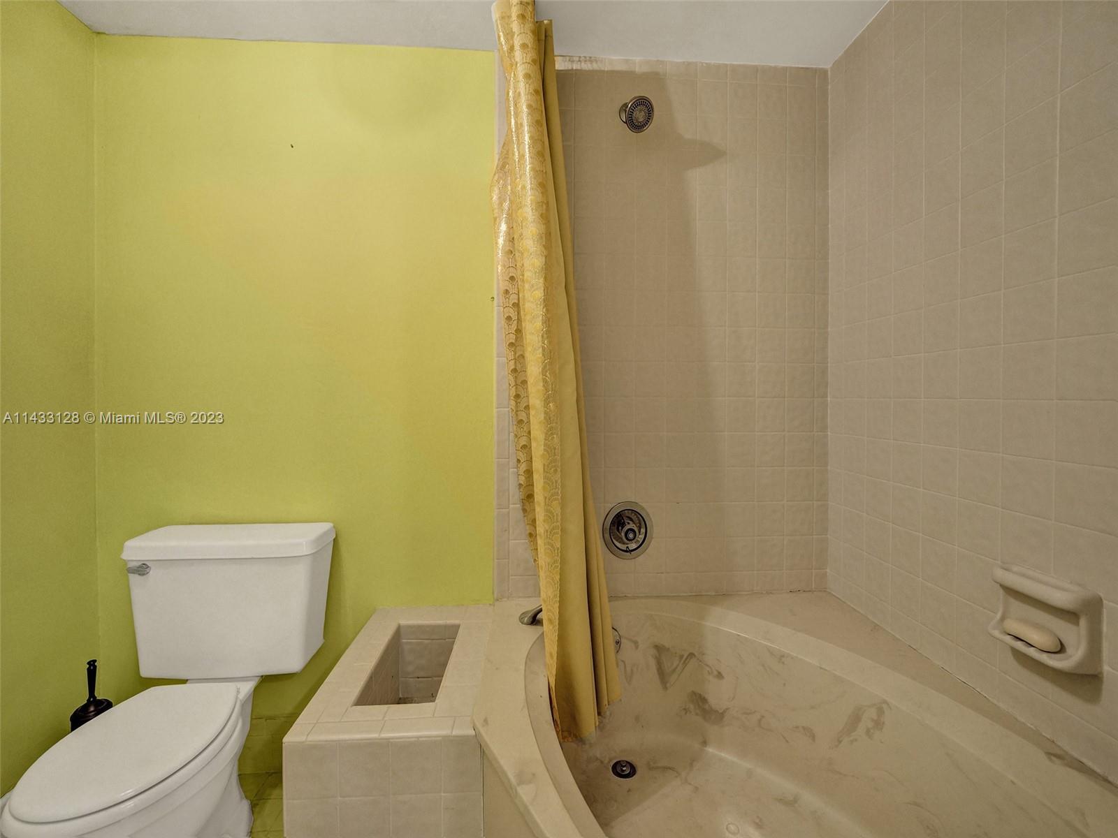 HAMMOCKS-LAKE FOREST COND - Residential