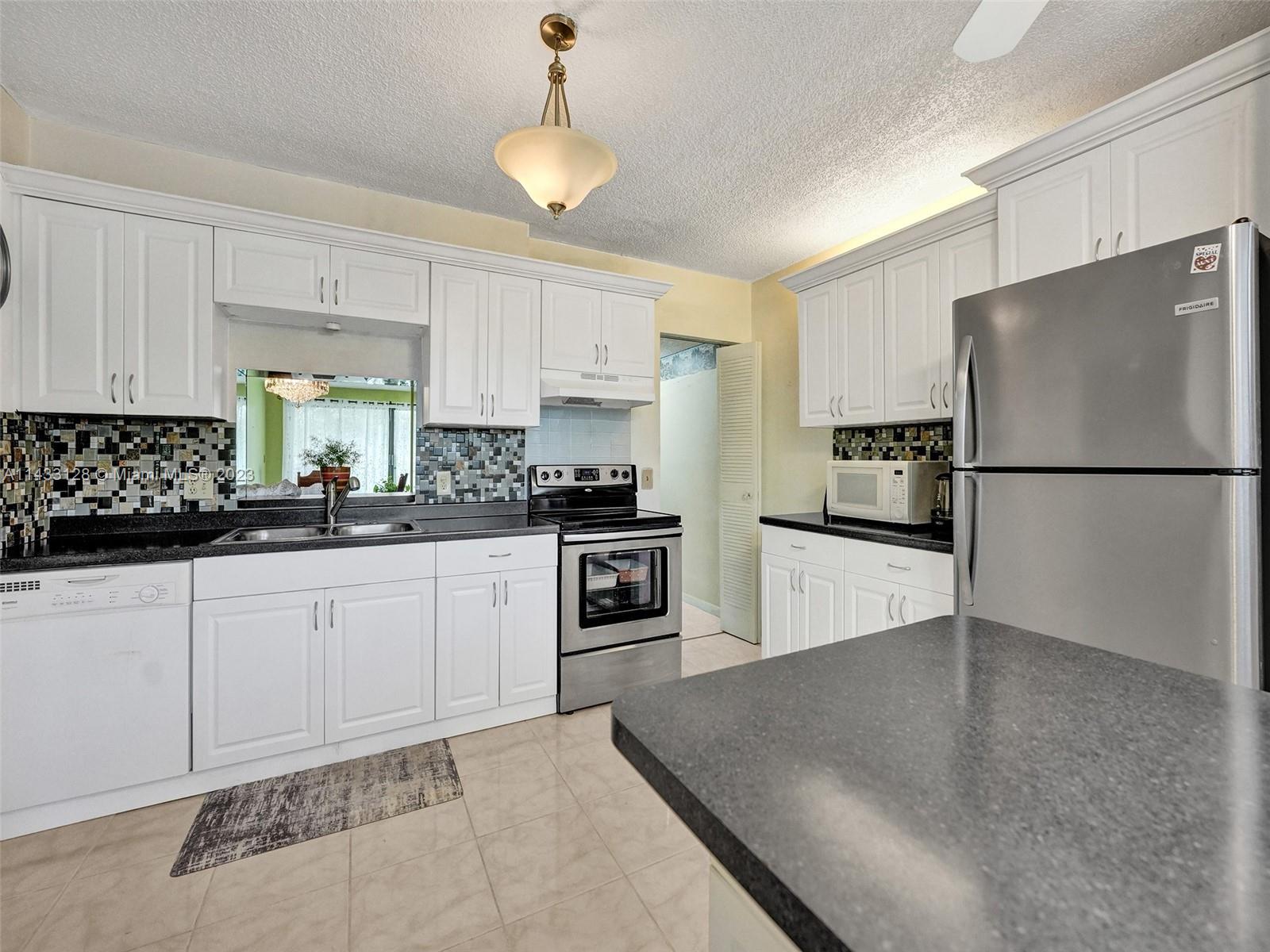 HAMMOCKS-LAKE FOREST COND - Residential