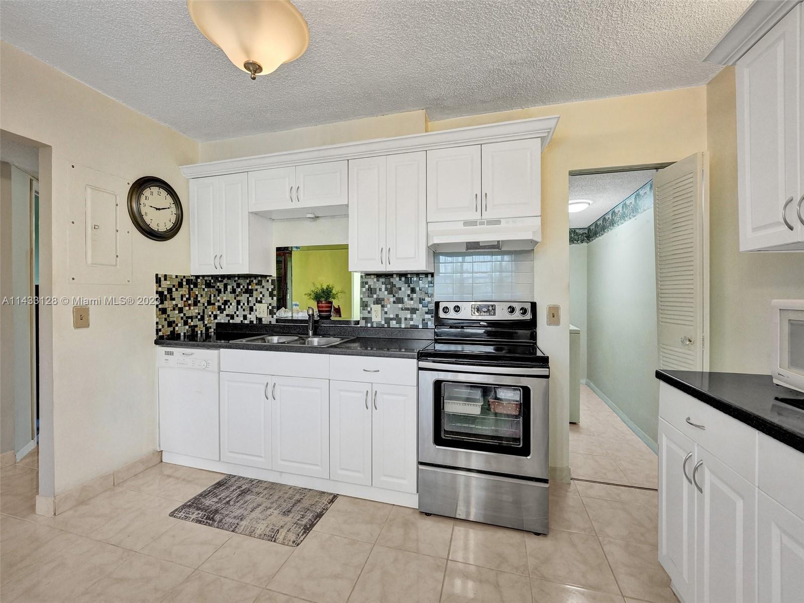 HAMMOCKS-LAKE FOREST COND - Residential