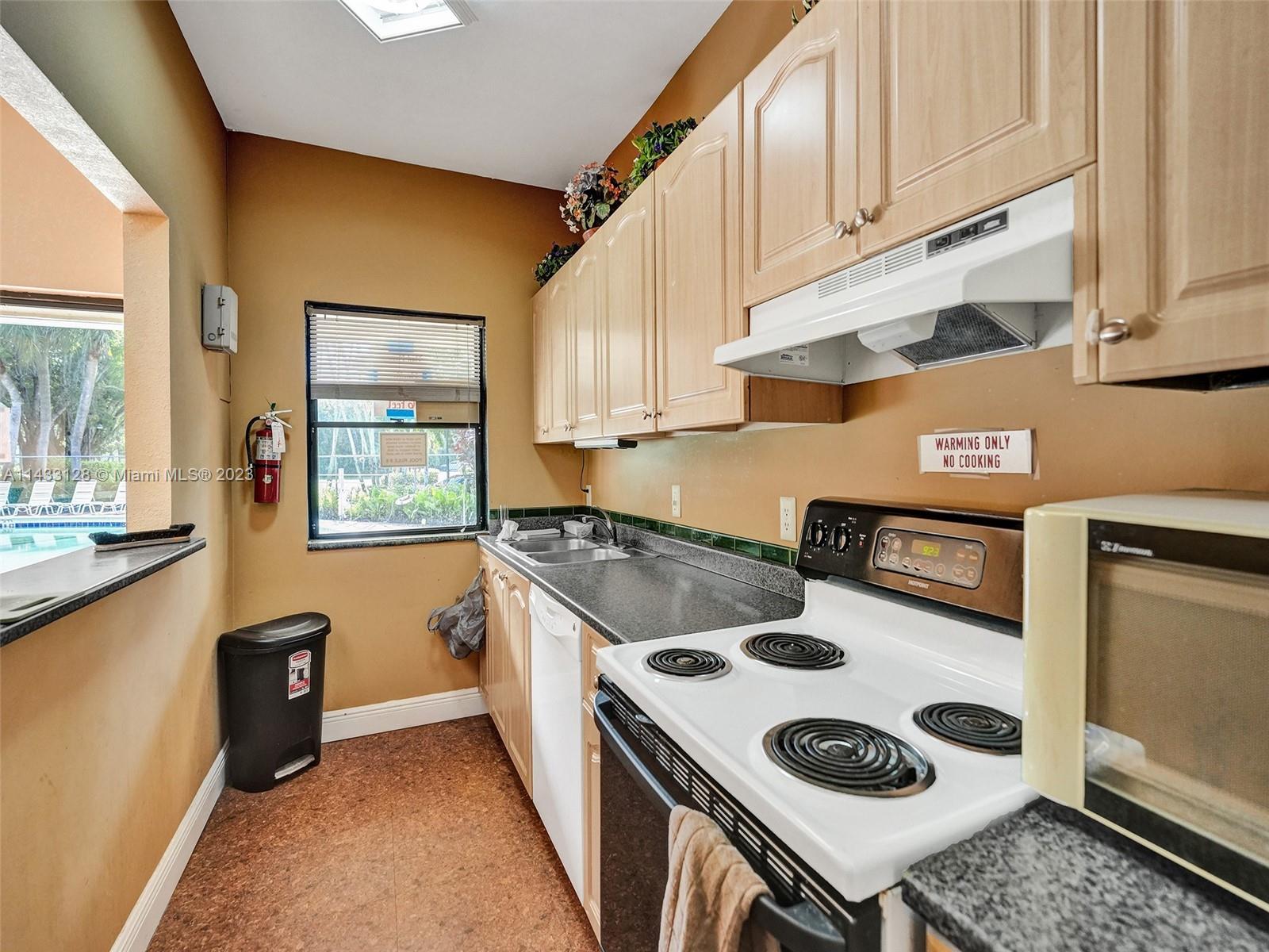 HAMMOCKS-LAKE FOREST COND - Residential