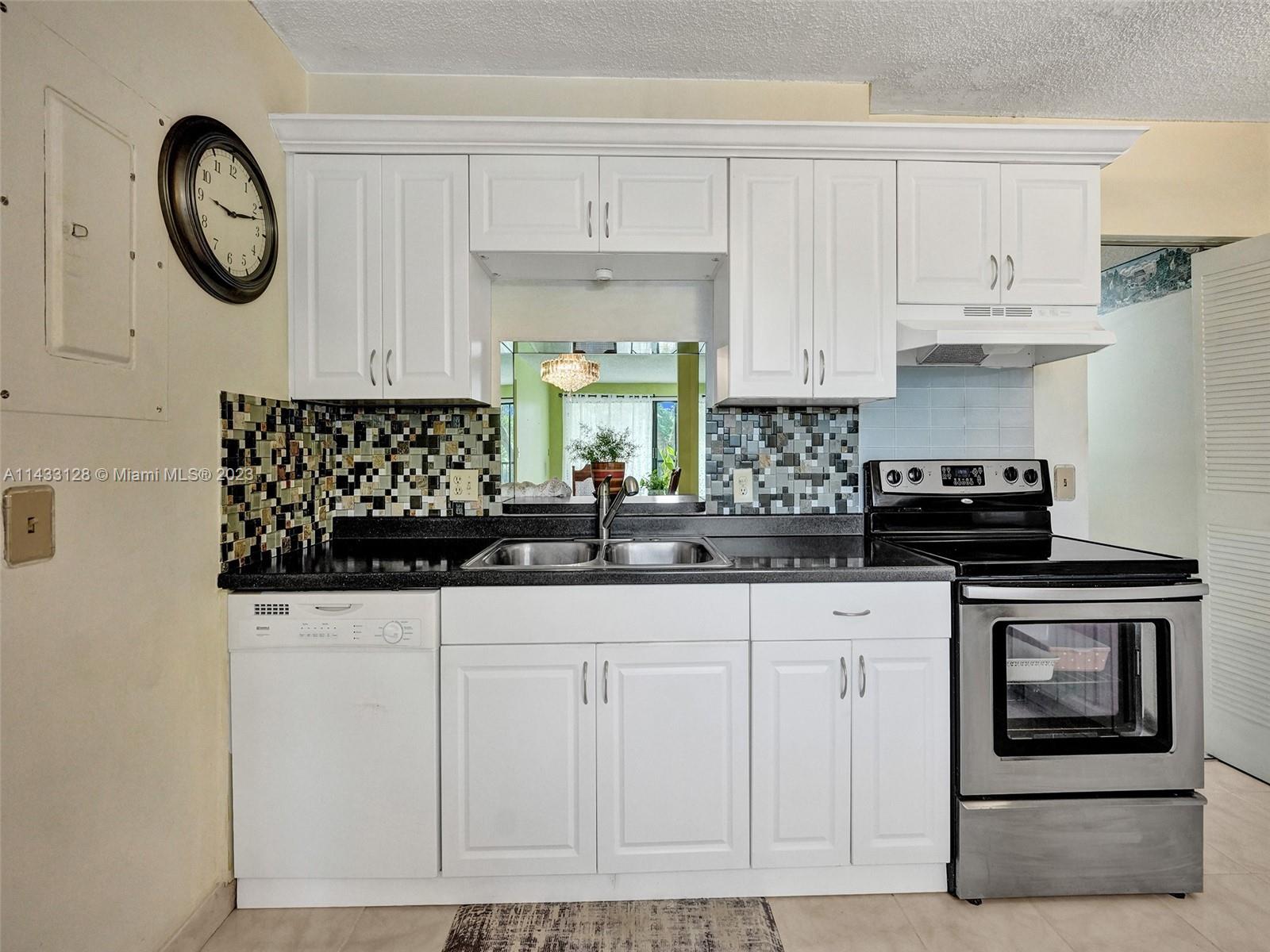 HAMMOCKS-LAKE FOREST COND - Residential