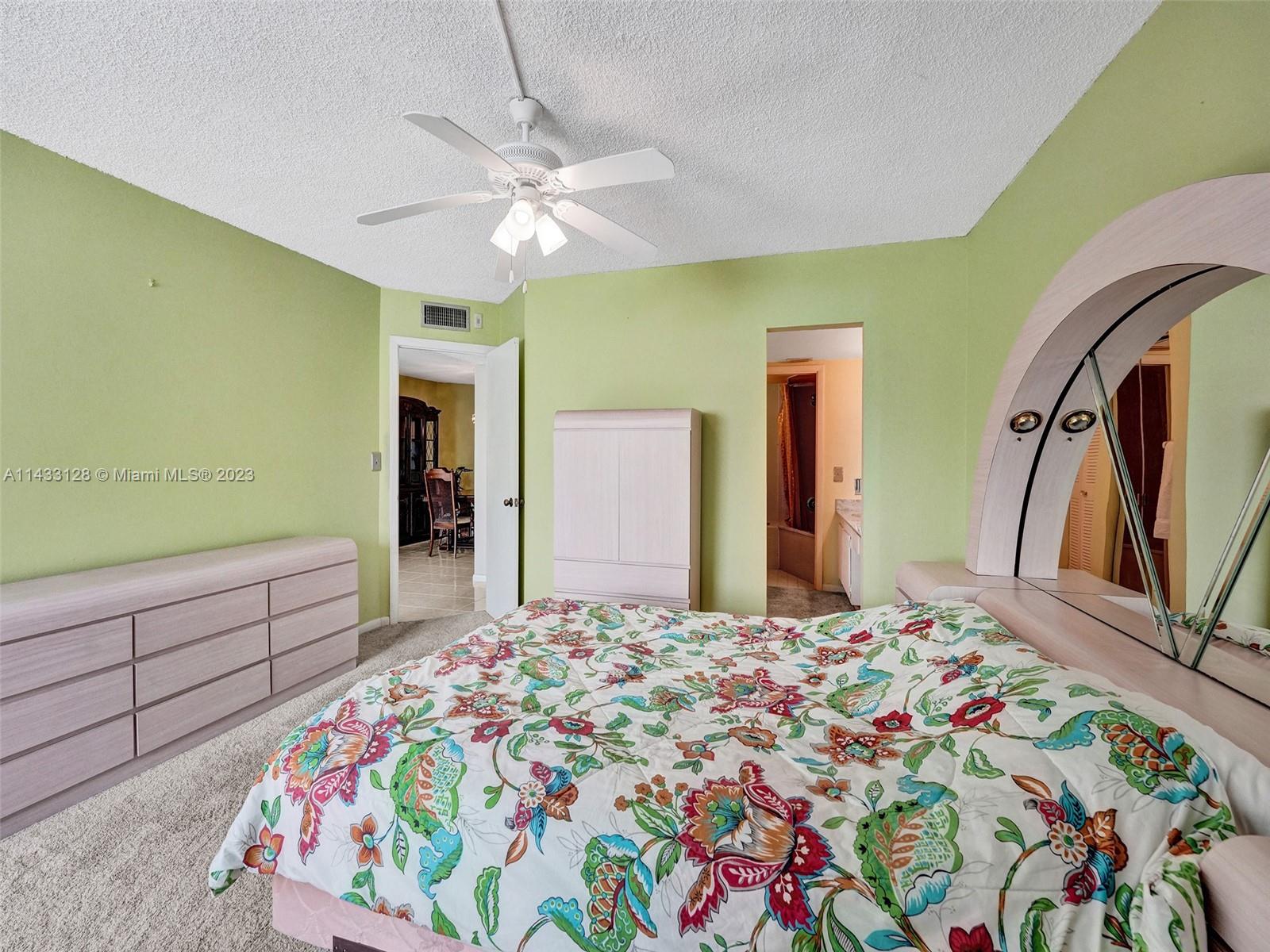 HAMMOCKS-LAKE FOREST COND - Residential