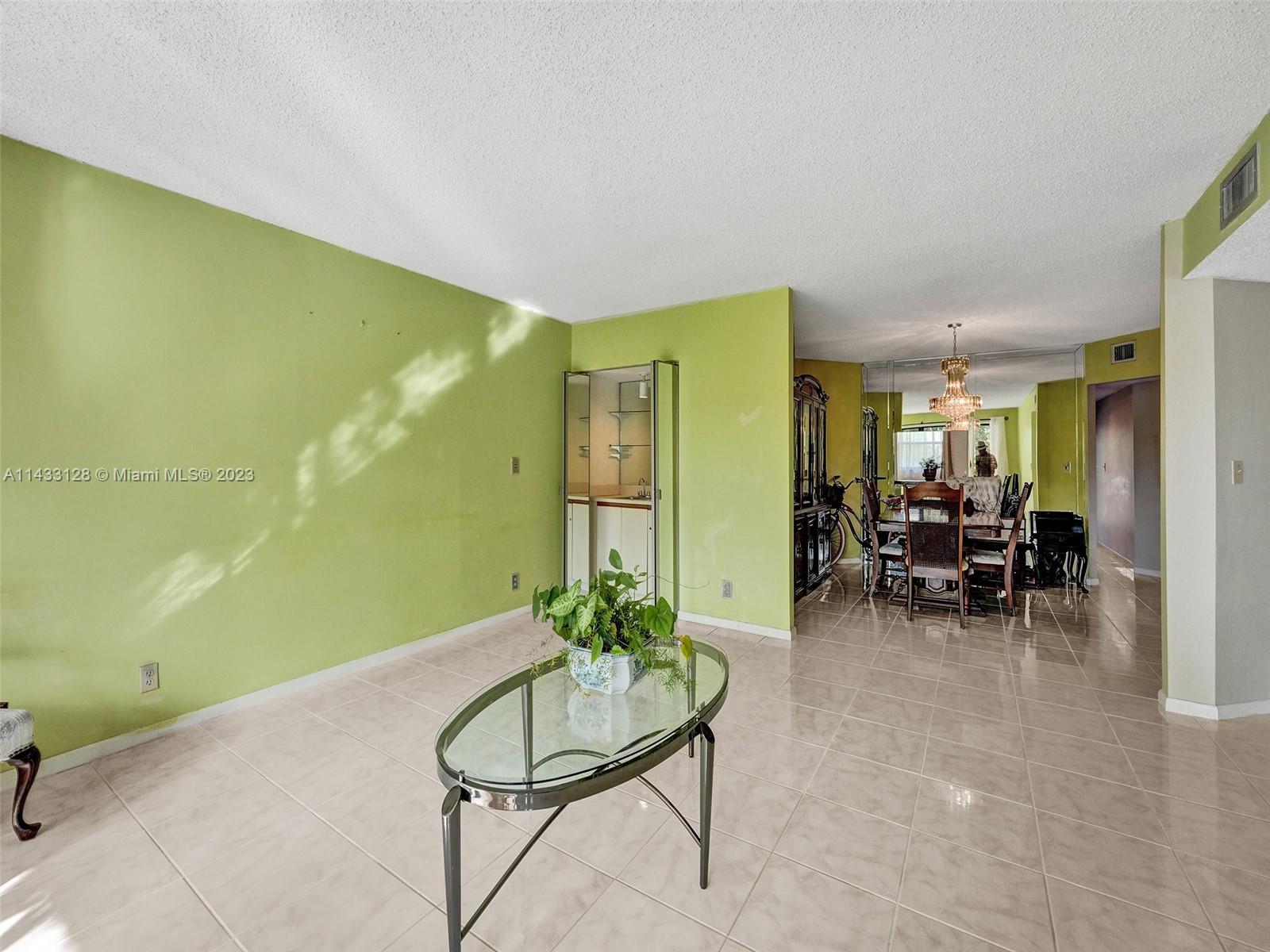 HAMMOCKS-LAKE FOREST COND - Residential