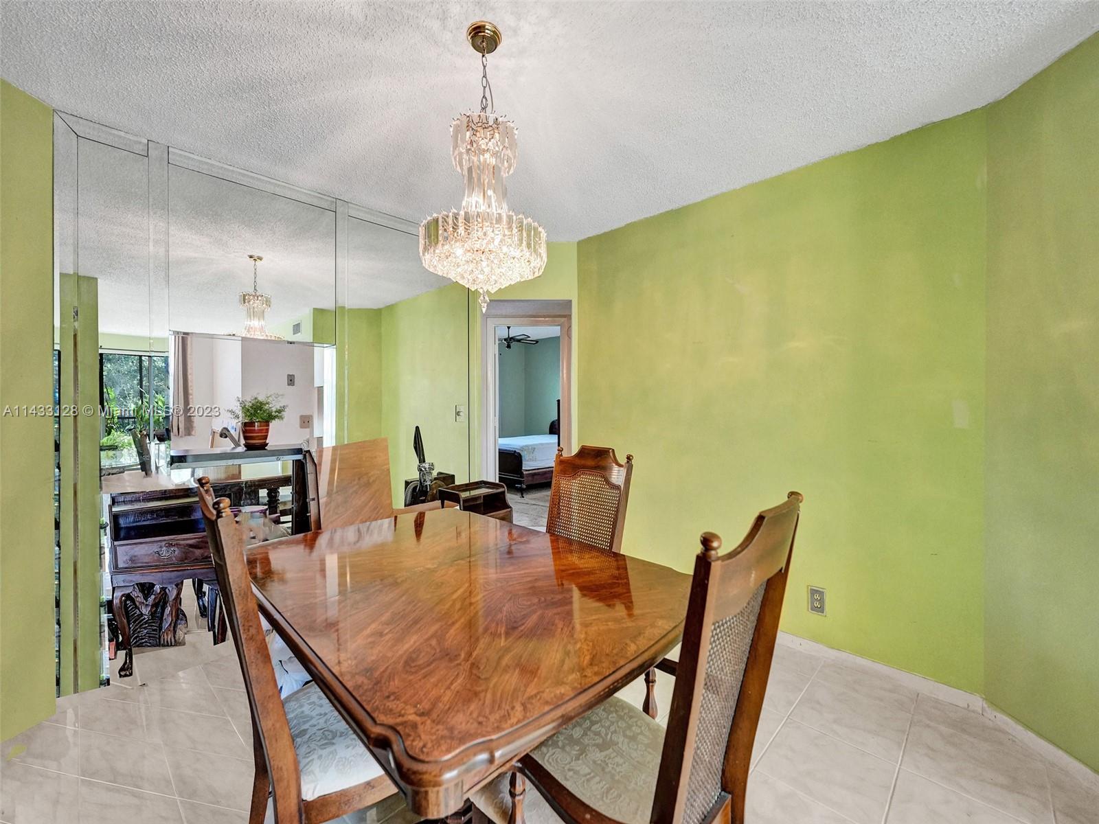 HAMMOCKS-LAKE FOREST COND - Residential