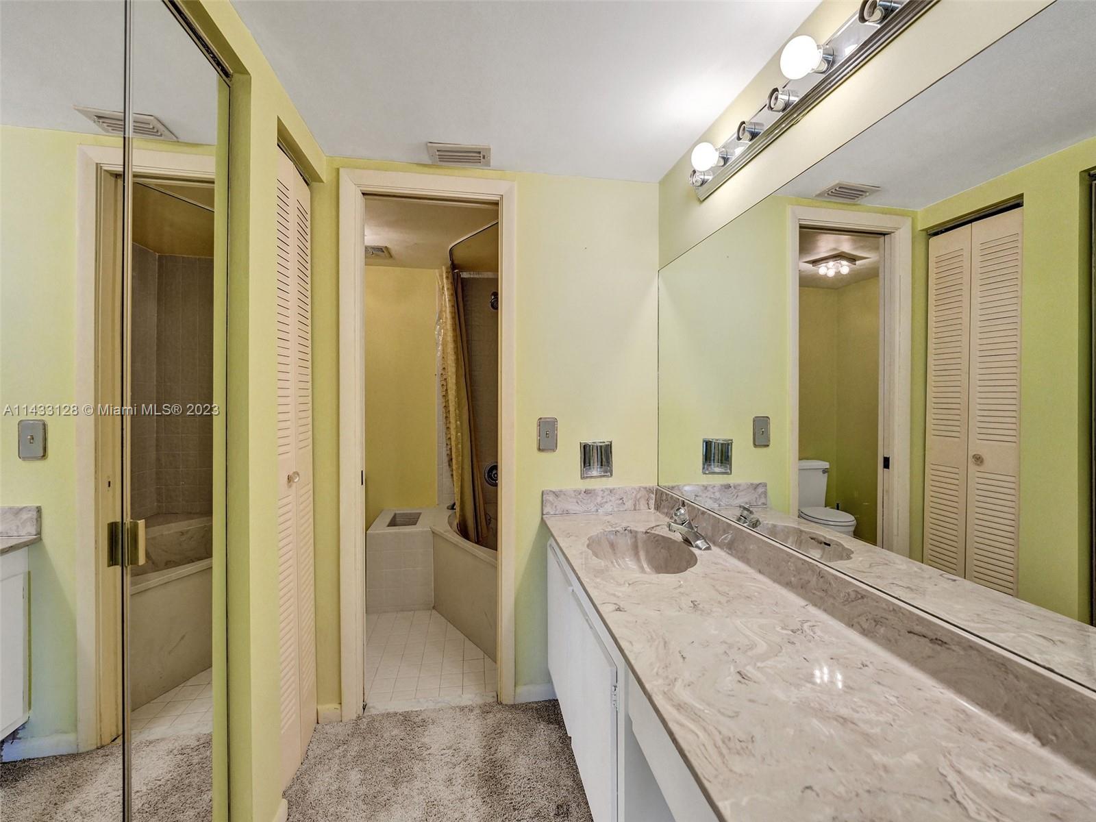 HAMMOCKS-LAKE FOREST COND - Residential