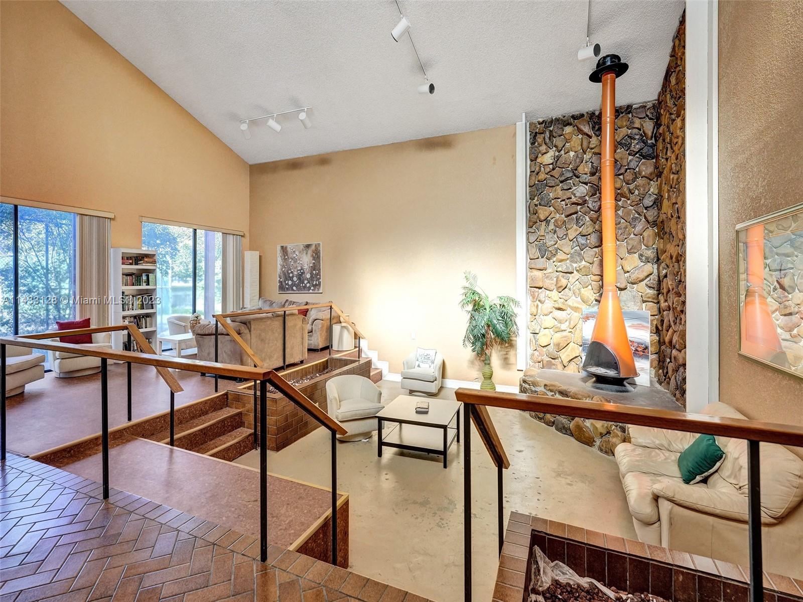 HAMMOCKS-LAKE FOREST COND - Residential