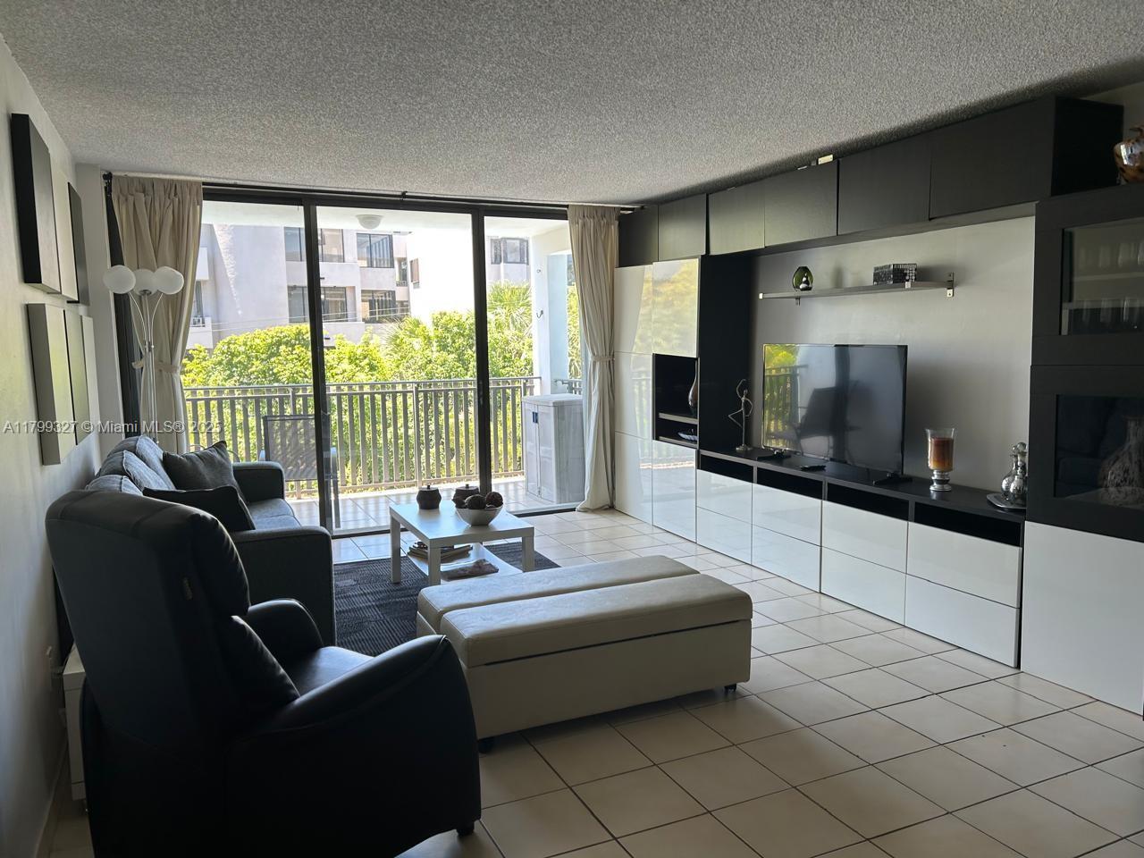Enjoy living in paradise. Entrance to beach in the end of the street. Great boutique building. 1 dorm and 2 full baths
1 parking assigned and laundry facility in every floor.