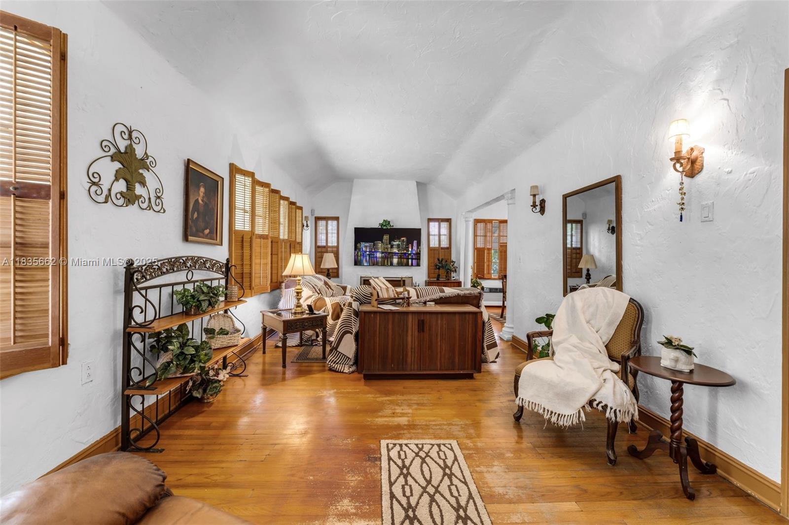 1305 Alhambra Cir