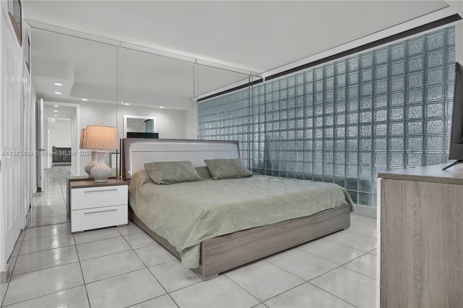 THE CARRIAGE HOUSE CONDO - Residential
