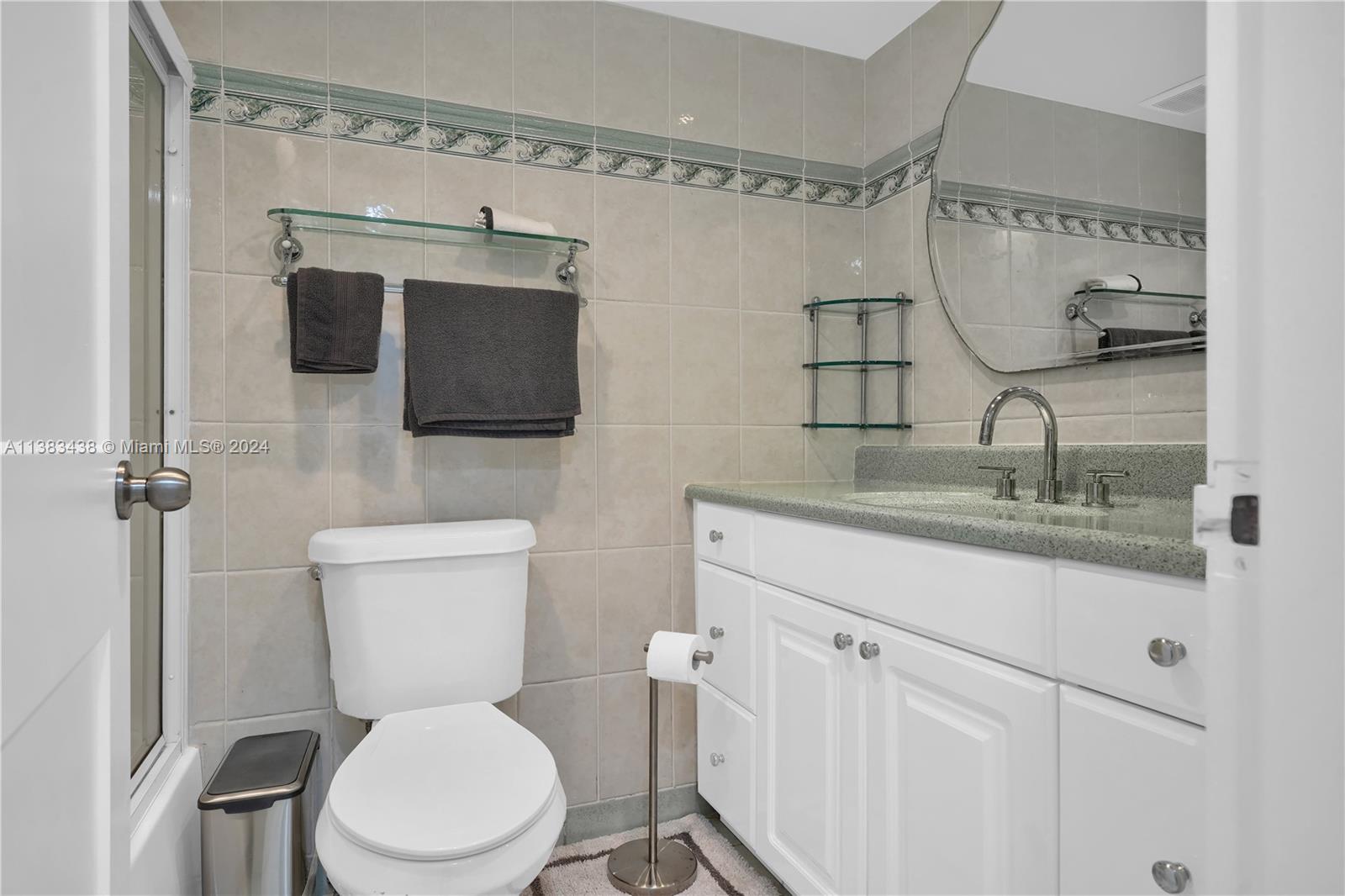 THE CARRIAGE HOUSE CONDO - Residential