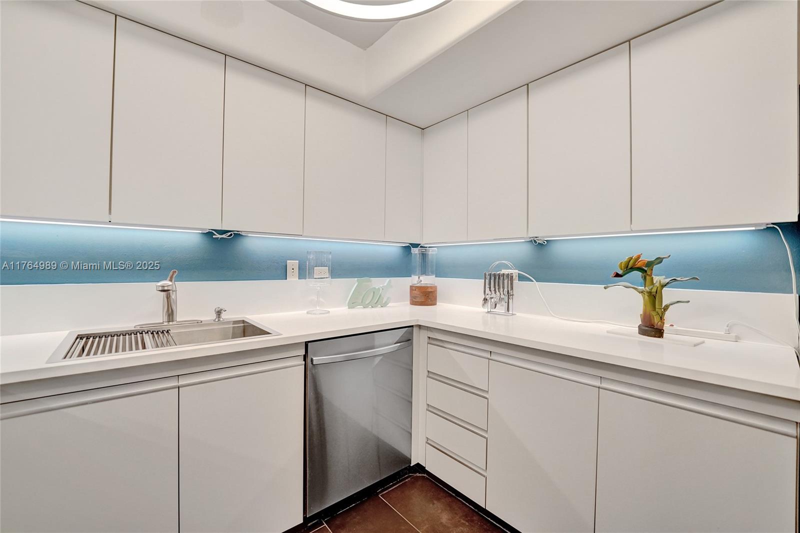 SUMMIT CONDO - Residential