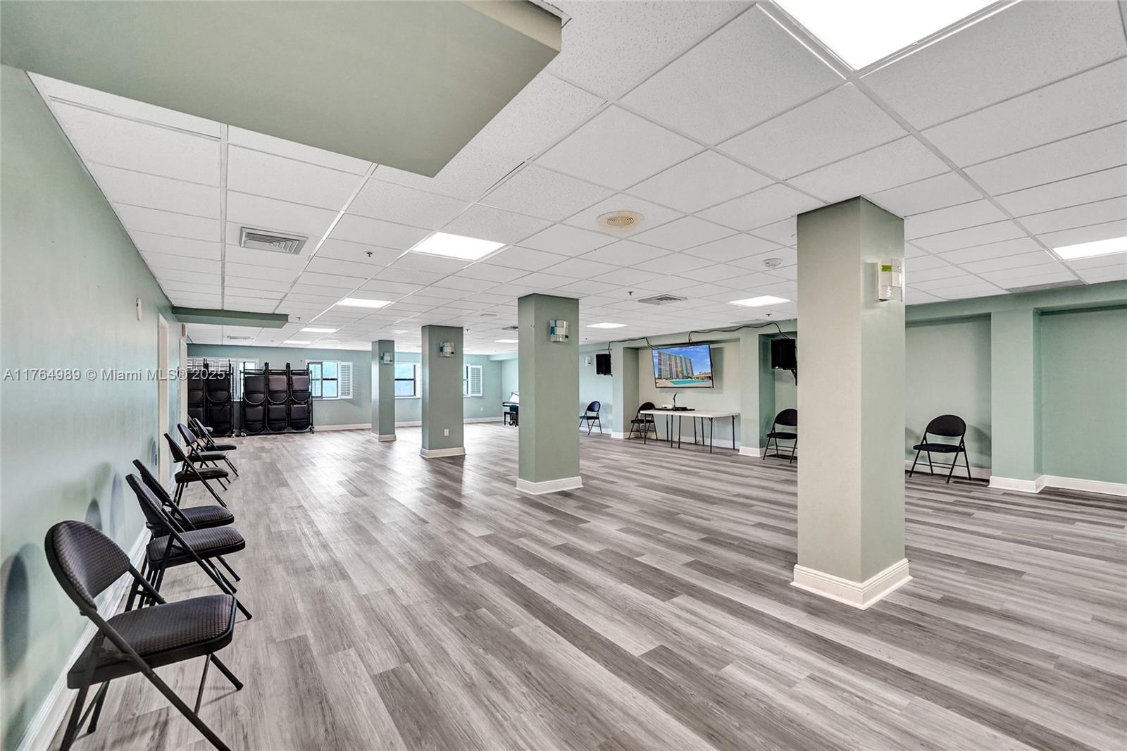 SUMMIT CONDO - Residential