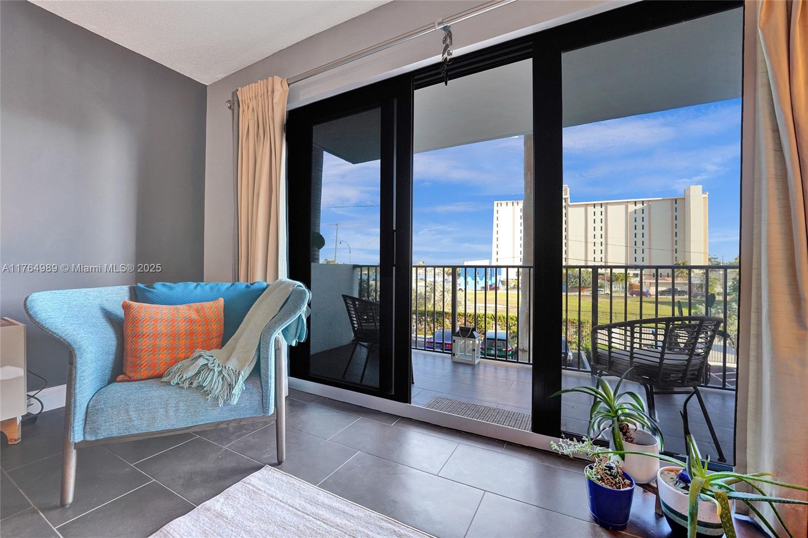 SUMMIT CONDO - Residential