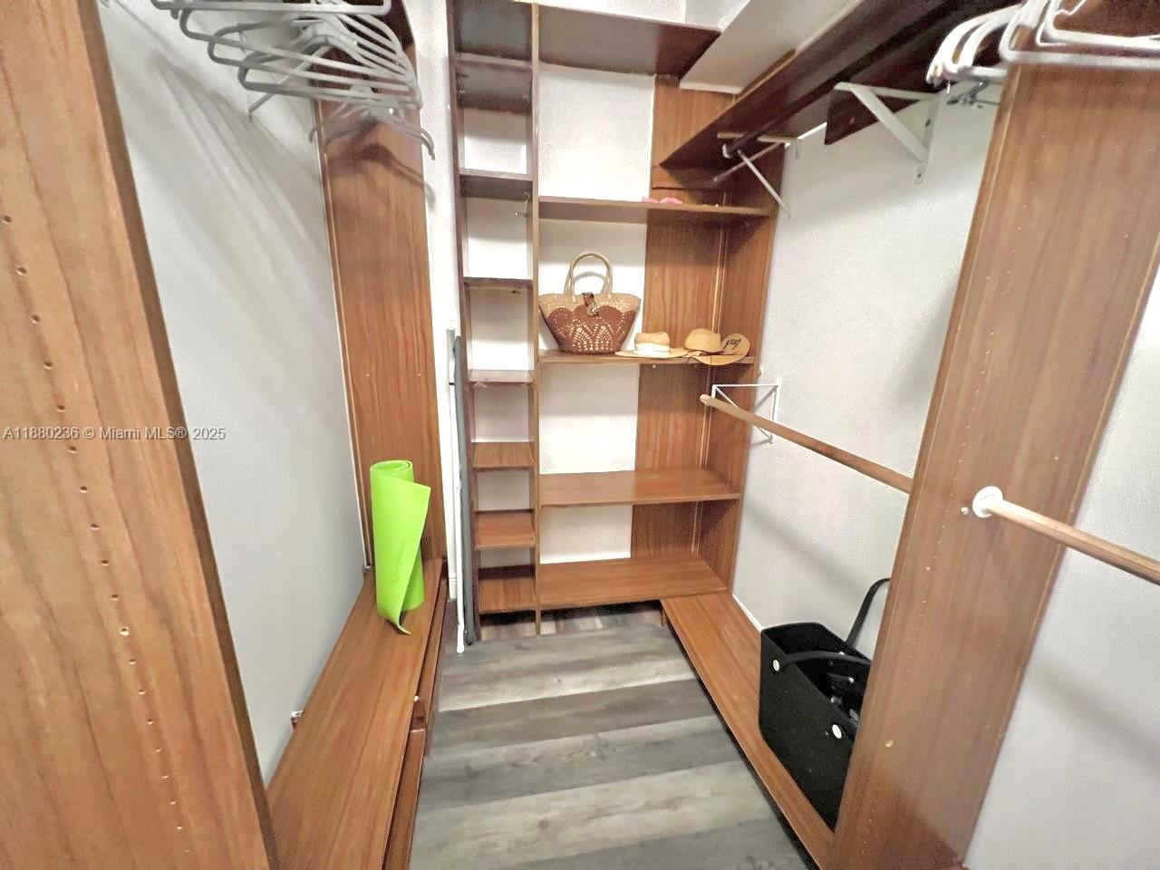 TURNBERRY VLG NO TOWER CO - Residential Lease