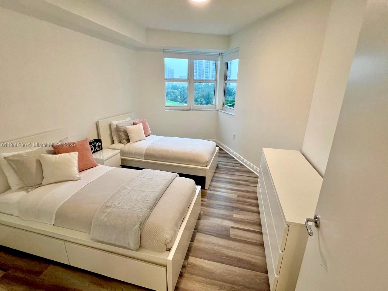 TURNBERRY VLG NO TOWER CO - Residential Lease
