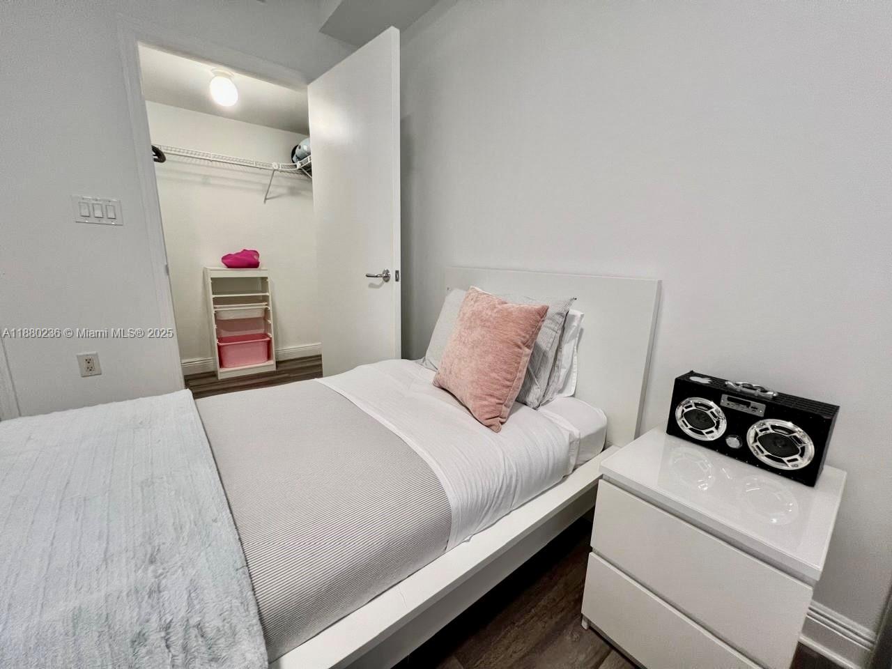 TURNBERRY VLG NO TOWER CO - Residential Lease