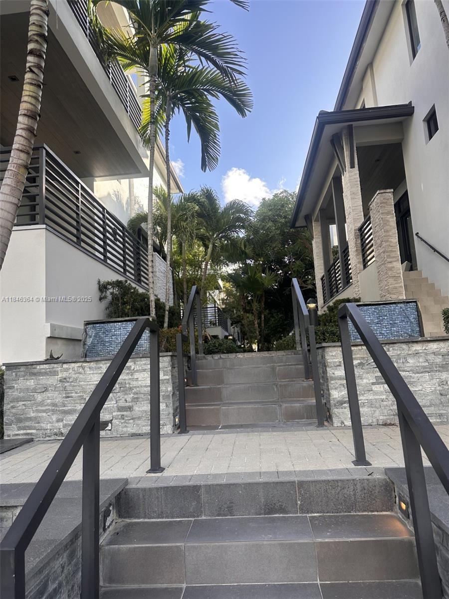 DOWNTOWN DORAL SOUTH PHASE - Residential Lease