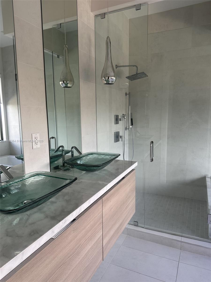 DOWNTOWN DORAL SOUTH PHASE - Residential Lease