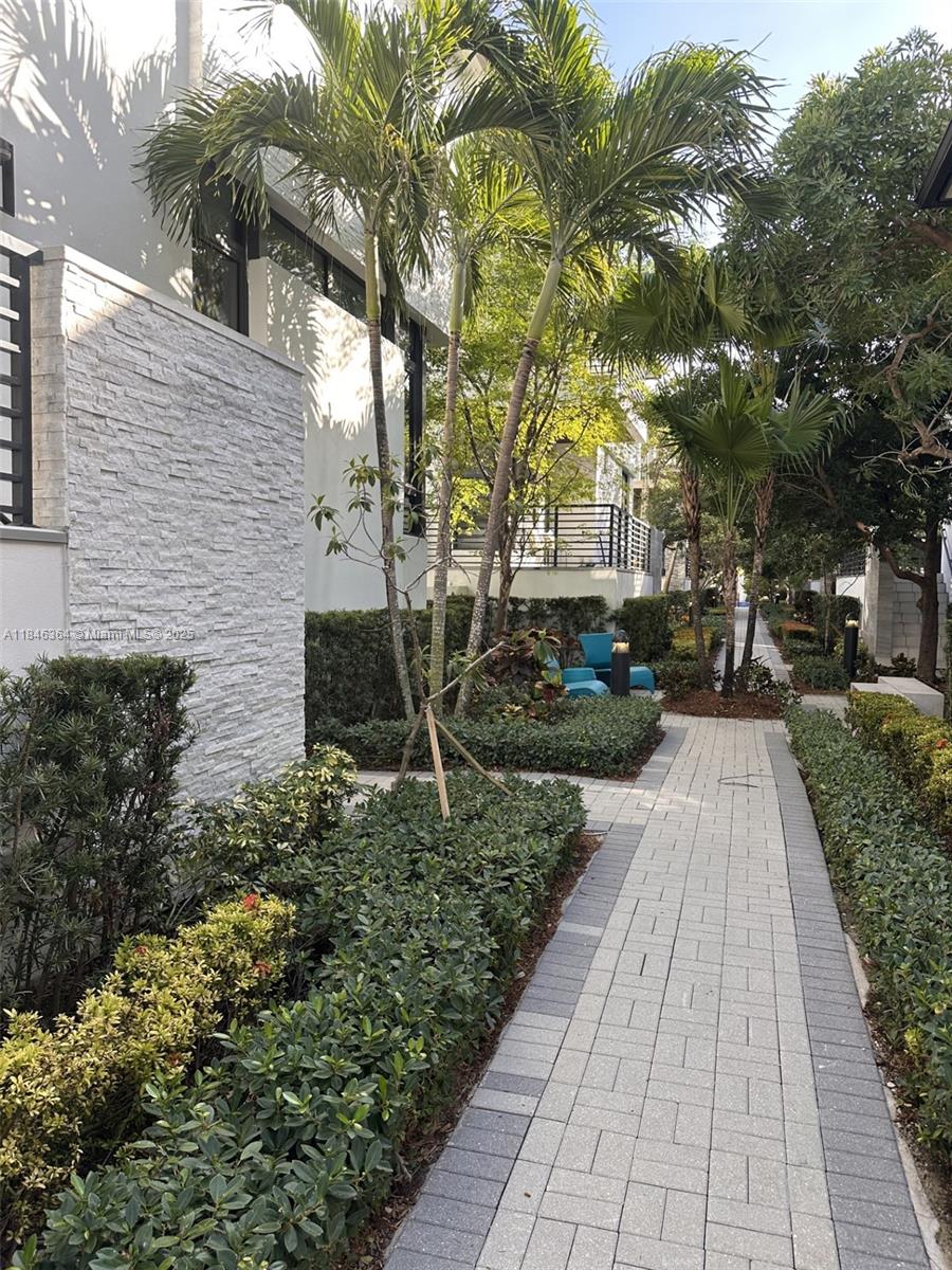 DOWNTOWN DORAL SOUTH PHASE - Residential Lease