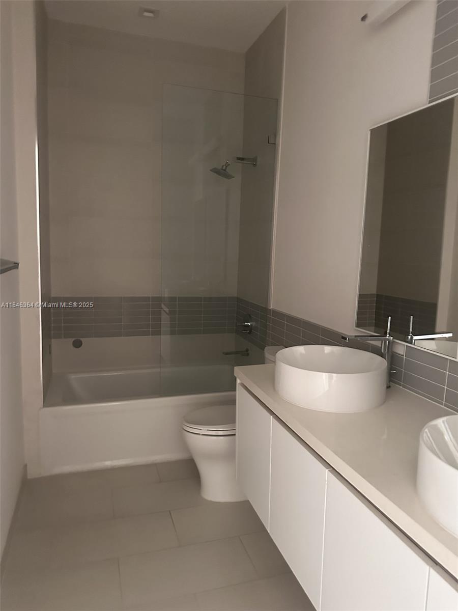 DOWNTOWN DORAL SOUTH PHASE - Residential Lease