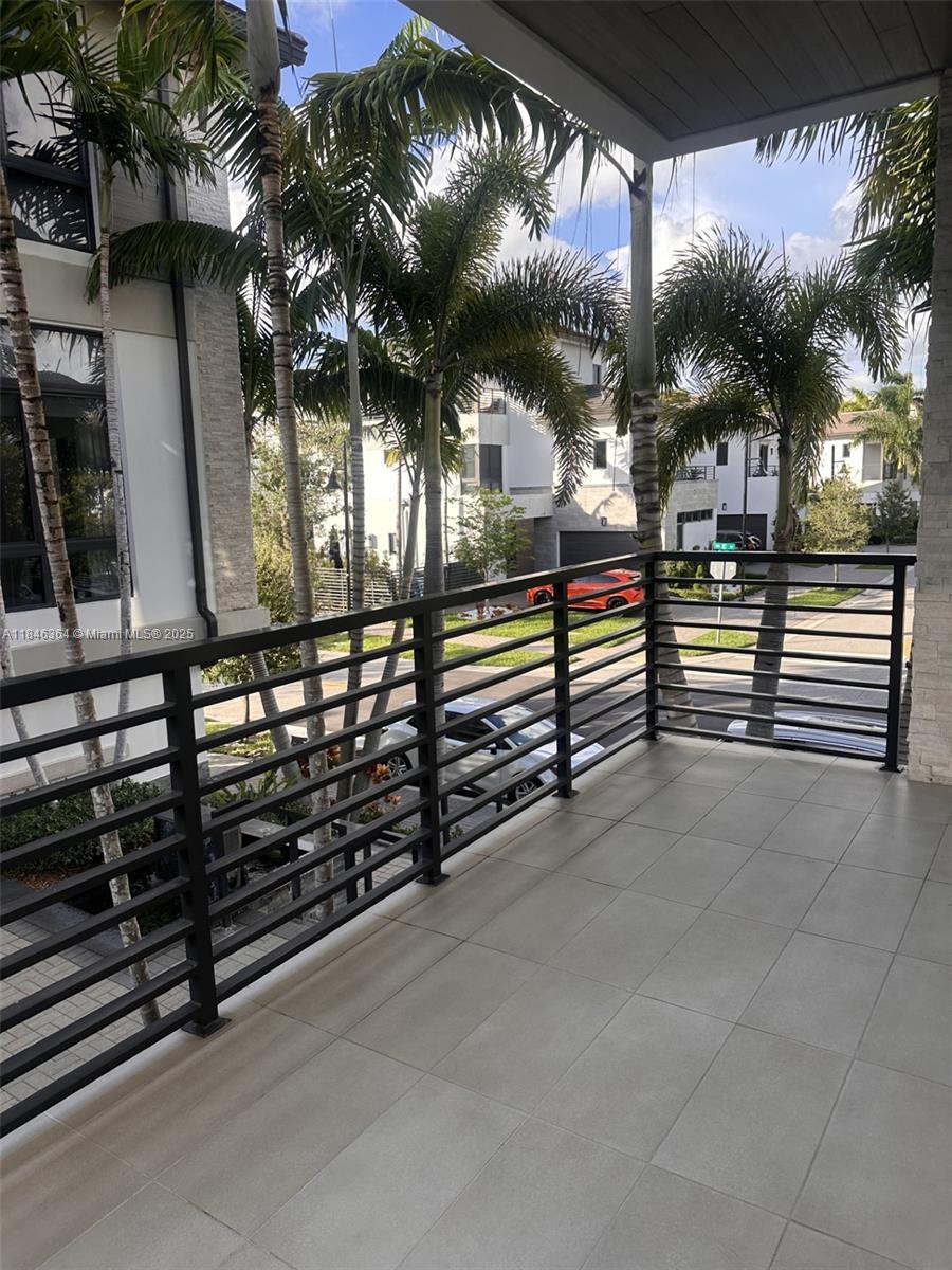 DOWNTOWN DORAL SOUTH PHASE - Residential Lease