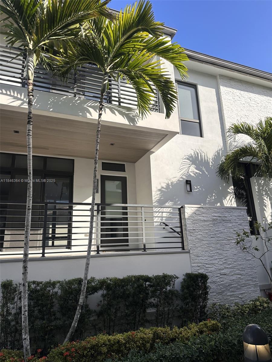 DOWNTOWN DORAL SOUTH PHASE - Residential Lease