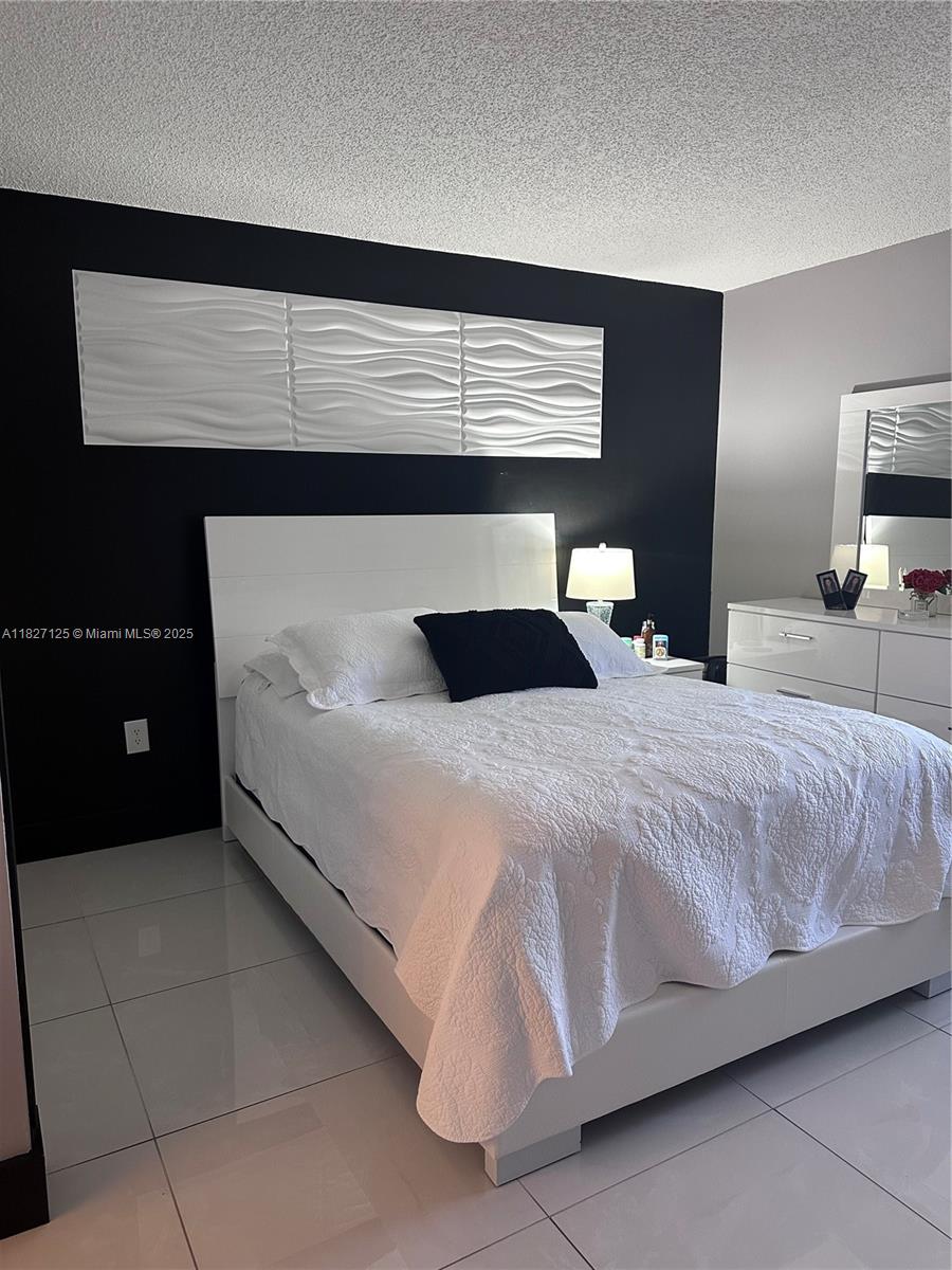 Beautifully Remodeled 2-Bedroom, 2-Bathroom Apartment in the Heart of Kendall
This stunning apartment features 2 spacious bedrooms and 2 modern bathrooms, completely remodeled with attention to detail. Enjoy the convenience of an in-unit laundry, updated finishes, and a functional layout ideal for comfortable living.
Located in the heart of Kendall, the property offers easy access to public transportation, shopping centers, supermarkets, and more—everything you need is just minutes away.
Perfect for those seeking style, convenience, and location all in one!