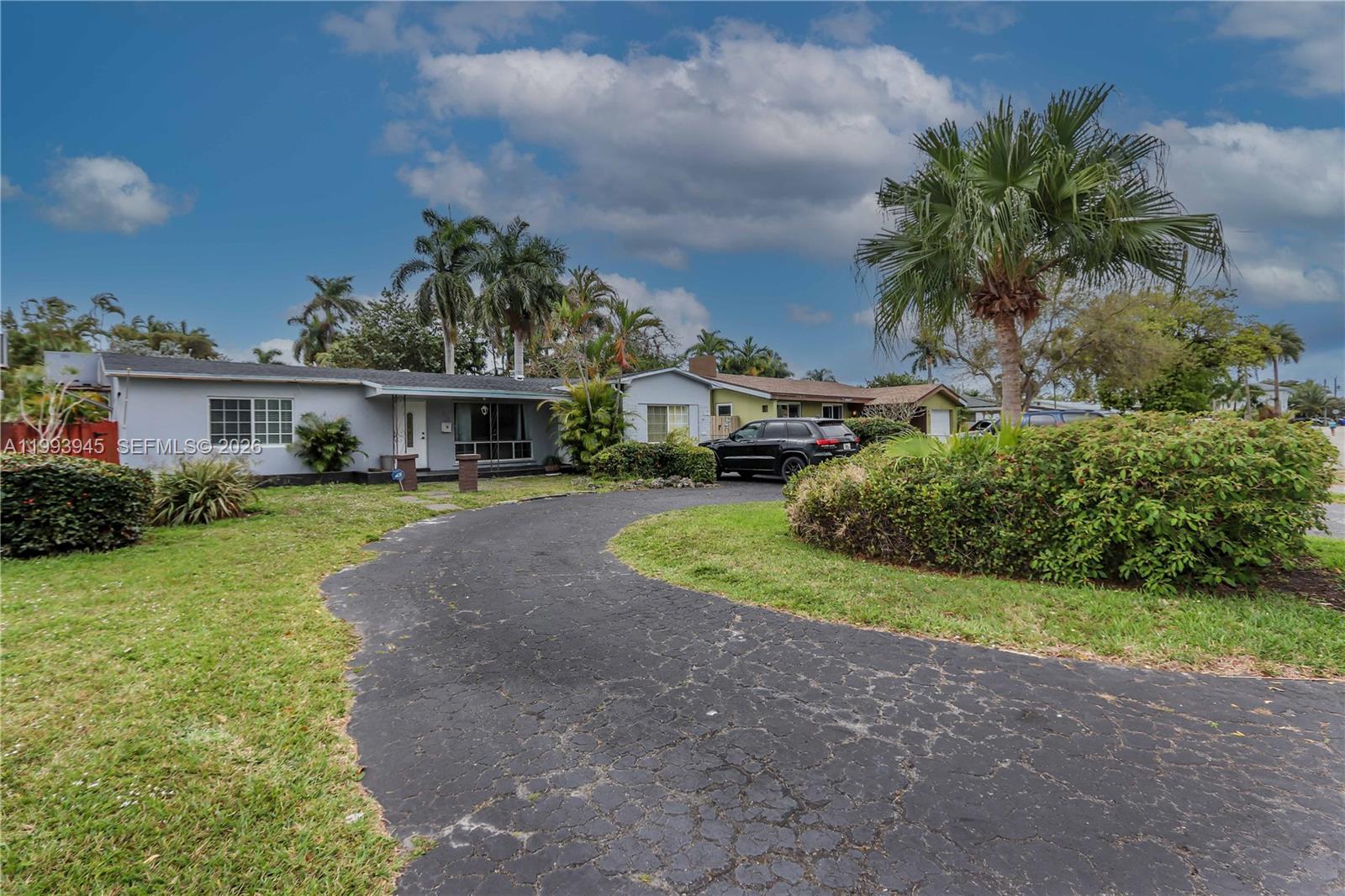 HOLLYWOOD COUNTRY CLUB ES - Residential Lease