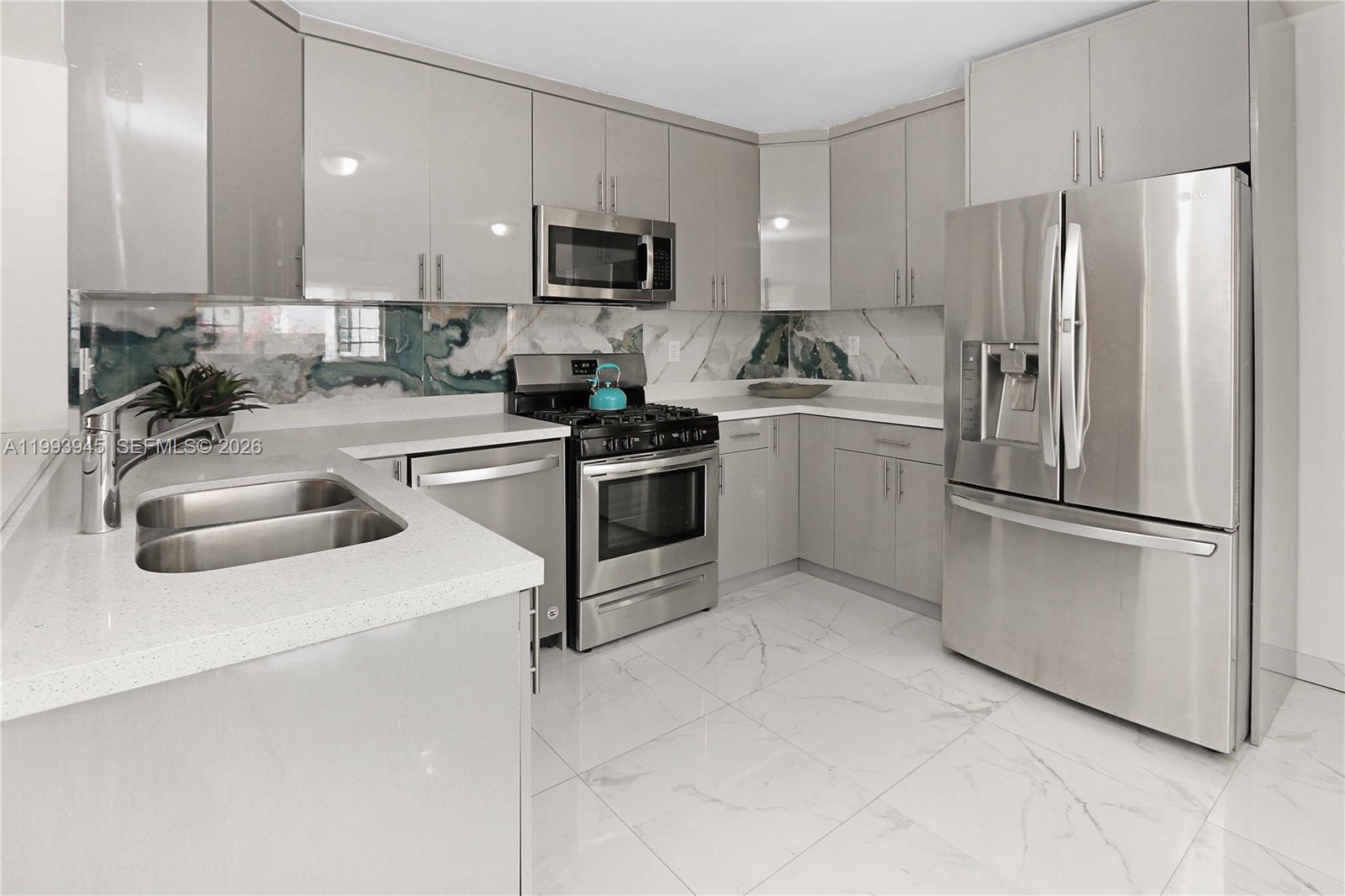 HOLLYWOOD COUNTRY CLUB ES - Residential Lease